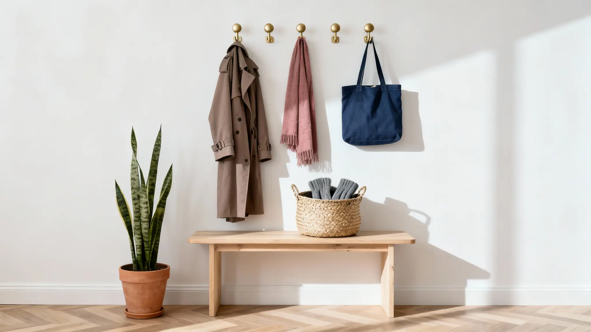 Recibidor pequeño moderno con percheros de pared de diseño ligero
